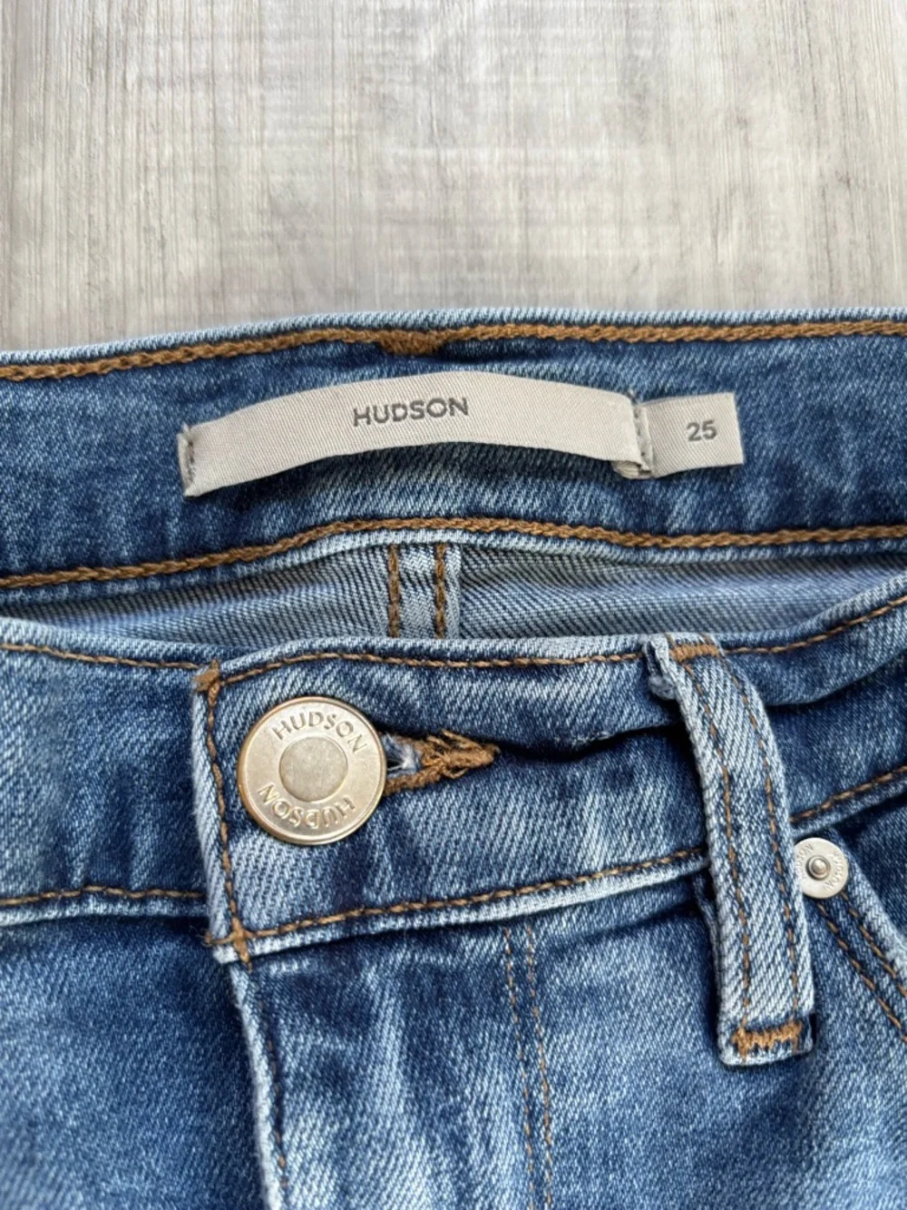 Hudson Jeans Women's Mid-Blue Ankle Crop‎ with Frayed Hem